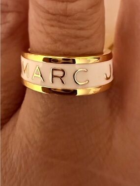 Marc Jacobs The Enamel Ring in Gold/Cream 6.5